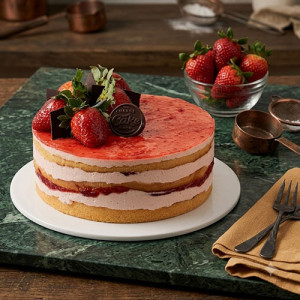 strawberry-cream-cake